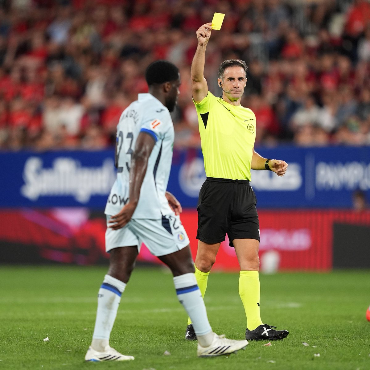 AlvaroRamos00's tweet photo. ⚠️📊 El doble rasero que asfixia al Getafe:

➜ Recibe una tarjeta amarilla cada 5,4 faltas (la media está en 6).

➜ Recibe una tarjeta roja cada 29 faltas (la media está en 98, casi 4 veces más rápido).

➜ Ha recibido 78 faltas en lo que va de competición (la media está en 69).

➜ Ha recibido tarjeta roja o penalti en contra en 5 de las 6 jornadas de LaLiga que se han disputado.

Ya no se trata de discutir un fuera de juego milimétrico; se trata de exigir respeto, equidad y que los árbitros de LaLiga dejen de mirar al Getafe a través de la lente de un prejuicio que los propios datos oficiales han demostrado que es falso. @diarioas