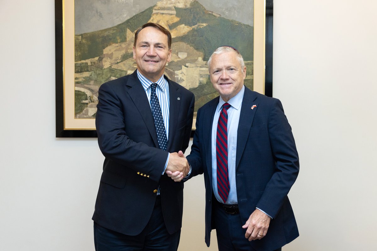MSZ_RP's tweet photo. 📍 Warszawa

Wicepremier, minister spraw zagranicznych @sikorskiradek przyjął dziś ambasadora USA w Polsce @USAmbPoland 🇵🇱🇺🇸

Poruszono m. in. kwestie współpracy w dziedzinie bezpieczeństwa, gotowości Polski do przyjęcia stałej obecności wojskowej USA oraz współpracy w dziedzinie energii i minerałów krytycznych.

🇵🇱🤝🇺🇸