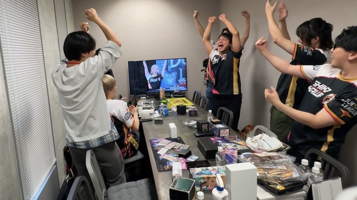 kawa_DMyoutube's tweet photo. 優勝決定した瞬間の楽屋の様子！！！！
みんな半年間よくやった https://t.co/fslurLcpt9