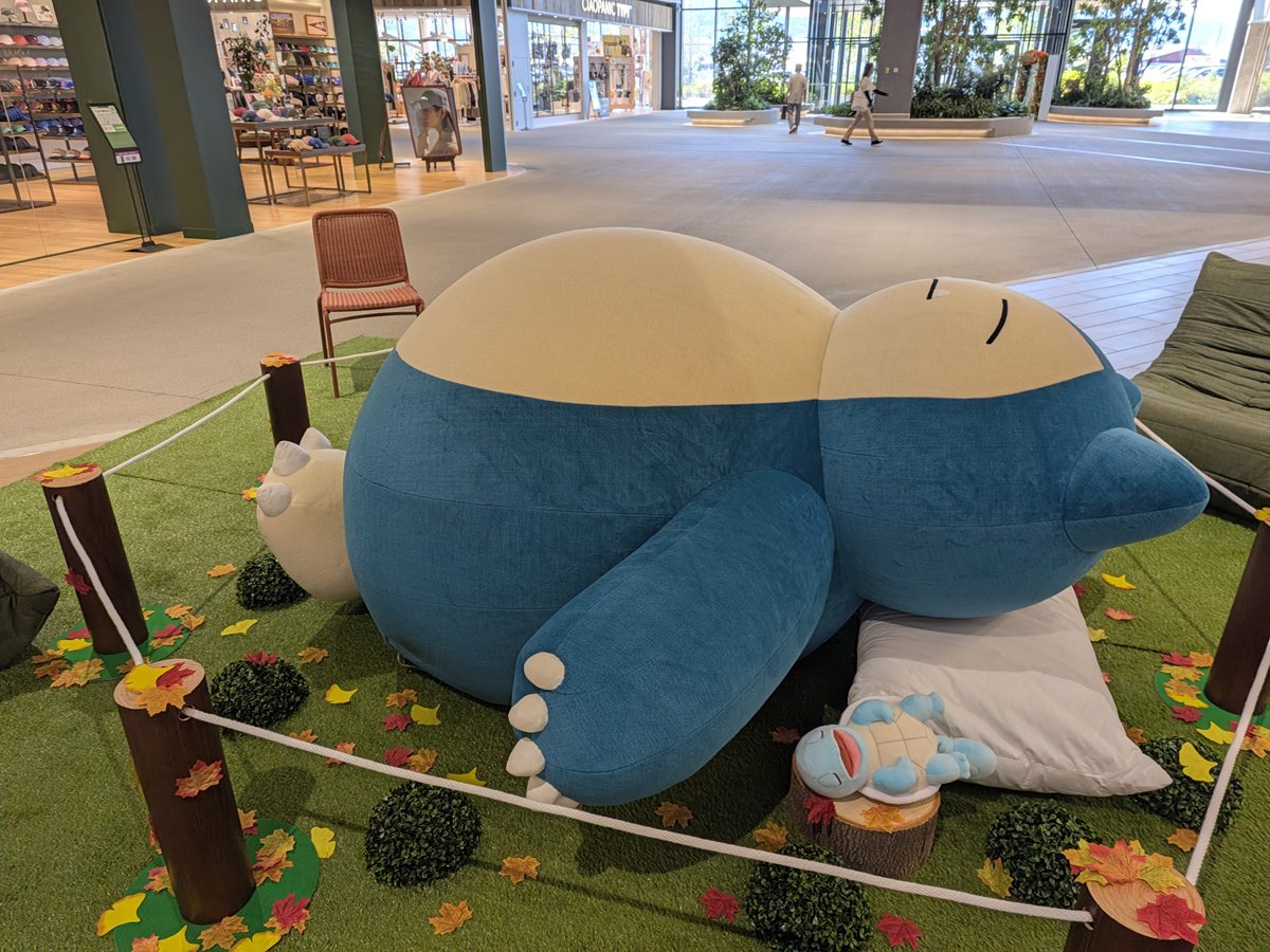 makoroid's tweet photo. そういえば現在イオンモール須坂のだいたい真ん中にカビゴンと初期御三家おるで。 https://t.co/ej01EthSBh