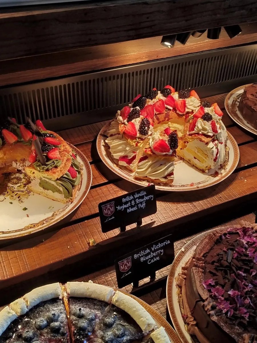 Cafe_LittleGirl's tweet photo. ก่อนไปต่อแถวพรุ่งนี้ แอบไปส่องราคาที่ไทยมา เห็นมีตั้งแต่ 45฿ ไปจนถึง 100฿++ คือราคาน่ารักอยู่น้า พอๆ กับร้านเบเกอรี่ตามในห้าง ยามาซากิไรแบบนี่เลย 😋🥐🥖✨️ https://t.co/NmX6hMXgX1