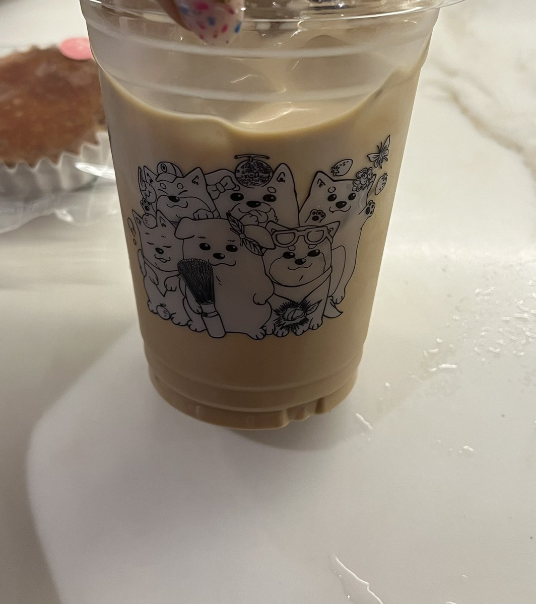 kyuhen110's tweet photo. 今日は夫会食の為ワンオペ
放課後から怒涛のお友達訪問やらでやっと解散からの夕食…
のところ！疲れたのでGrabにして
次いでに送料無料だから私のラテ1杯だけ頼んだらティスティングにお菓子のオマケが😳疲れた心と体に染み入る✨
Kashiya_bkkさん https://t.co/6VtyWkCwsl