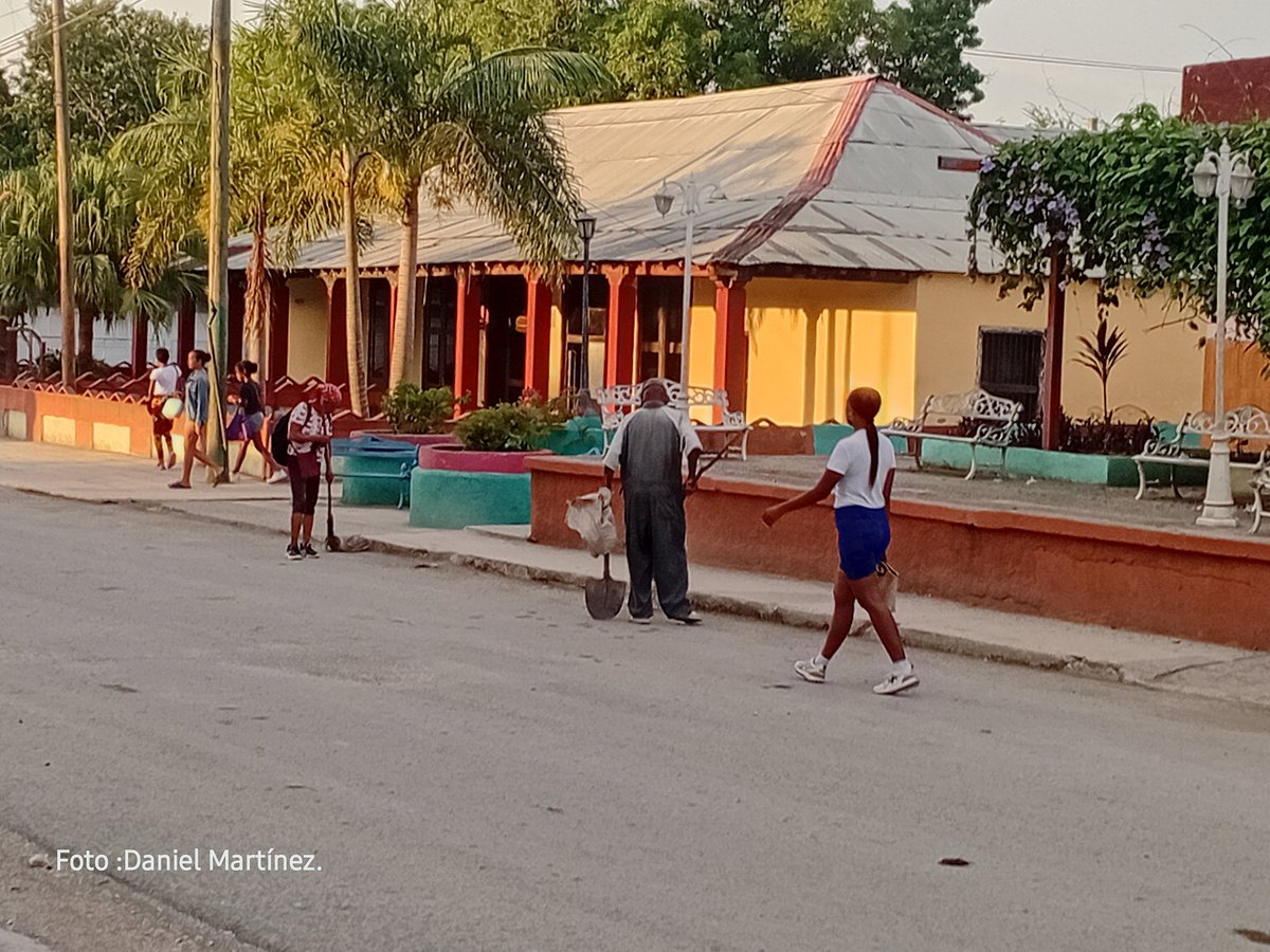 danie15089's tweet photo. Los guardianes de la higiene comunal se levantan bien temprano para dejar limpias las calles y parques del municipio El Salvador #Guantanamo. 
#ElSalvadorGtamoCrece.
#Guantanamo. https://t.co/iJ6yaPqxwL