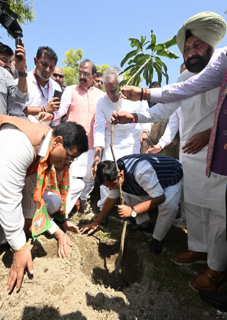 BJP4India's tweet photo. भाजपा राष्ट्रीय अध्यक्ष श्री @NitinNabin ने पंजाब प्रवास के दौरान पठानकोट स्थित एकता स्थल पर भारतीय जनसंघ के संस्थापक एवं हमारे पथप्रदर्शक डॉ. श्यामा प्रसाद मुखर्जी जी को श्रद्धासुमन अर्पित कर नमन किया और उनकी स्मृति में वृक्षारोपण किया। https://t.co/Hlt7ZG23gW