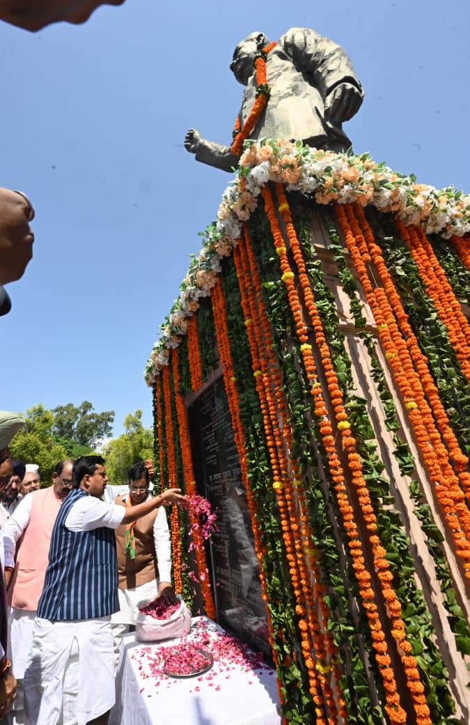 BJP4India's tweet photo. भाजपा राष्ट्रीय अध्यक्ष श्री @NitinNabin ने पंजाब प्रवास के दौरान पठानकोट स्थित एकता स्थल पर भारतीय जनसंघ के संस्थापक एवं हमारे पथप्रदर्शक डॉ. श्यामा प्रसाद मुखर्जी जी को श्रद्धासुमन अर्पित कर नमन किया और उनकी स्मृति में वृक्षारोपण किया। https://t.co/Hlt7ZG23gW
