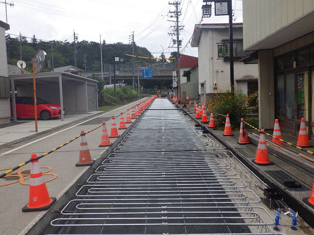 choken_nagano's tweet photo. #長野建設事務所 です
今日は皆さんが普段なかなか見れない #レア な画像を
#無散水消雪 施設ってご存知ですか
冬、路面を温めて雪を溶かすアレです
路面の中はこうやって地下水などがパイプの中を流れて路面を温めているんです
#建設産業 は知恵と工夫がいっぱいです https://t.co/vXO1qEgy0U