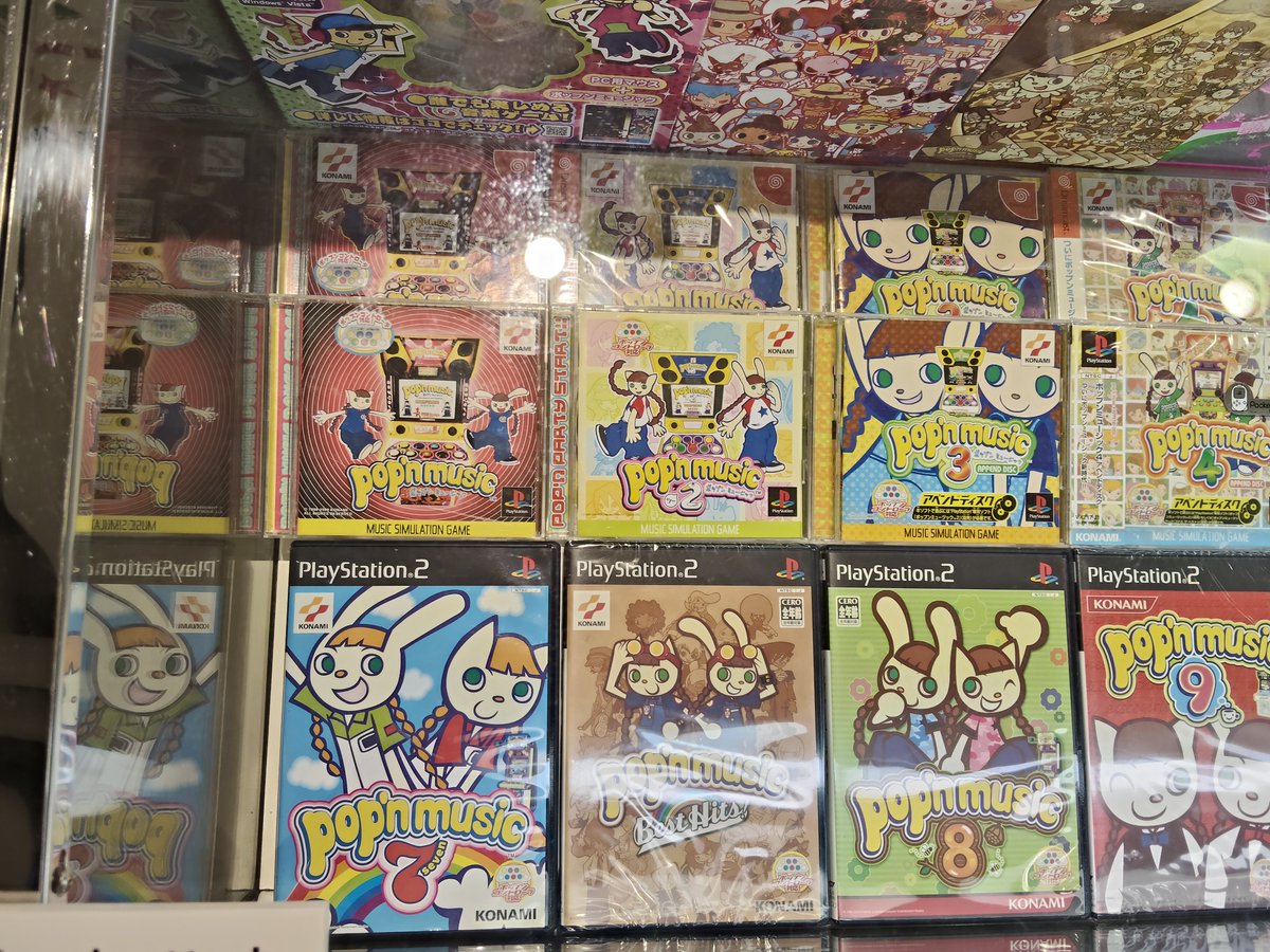blue_appox's tweet photo. pop'n music exhibition初日に行ってきました。
ぶっちゃけエンジョイ勢ですがゲーセンに通い、家だと普通にゲームのコントローラーで遊んでました。
中坊の頃からお世話になった歴史ある音ゲーです。
アクキーは厳選推し３人
お気には現マイキャラでもある
ミシェル☆
#ポップン展 https://t.co/R6xNiGqVcJ