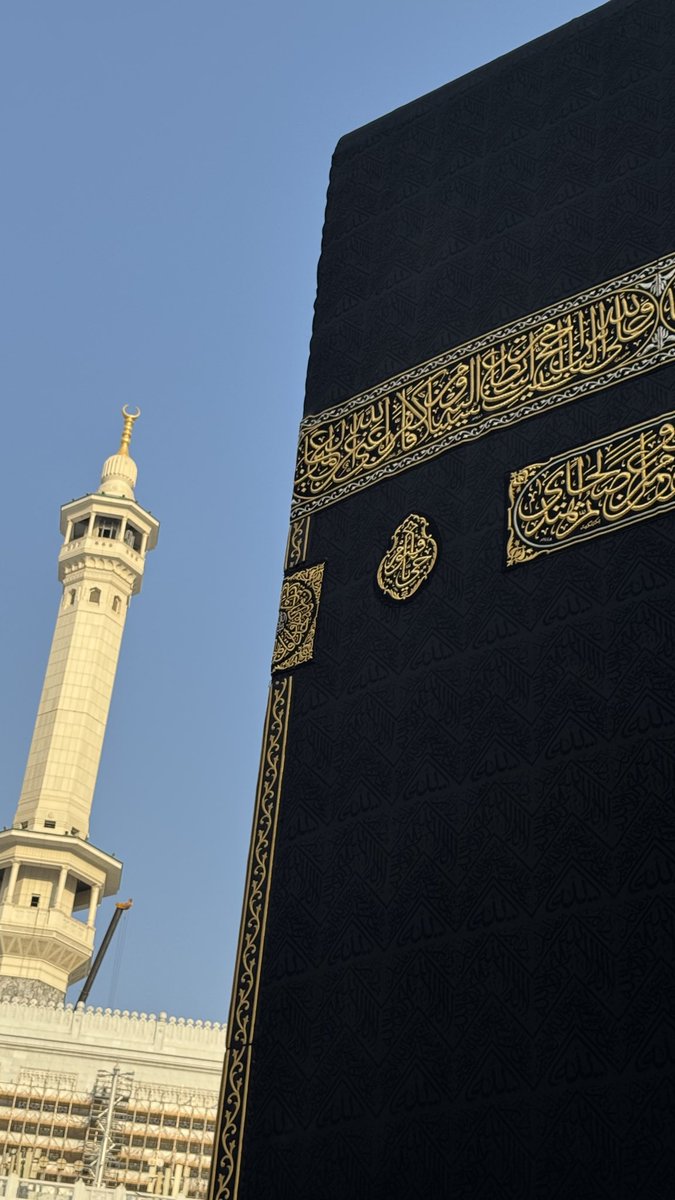 AMS5_'s tweet photo. نسائمُها هبّات مِسكٍ معتّقٍ
تمكَّنَ في الأرواحِ أي تمكُّنِ
مُكرّمةُ الأرجاءِ والله خصّها
ببيتٍ حرامٍ ، دائمِ الطُهرِ آمنِ https://t.co/yuFDNmcsuZ
