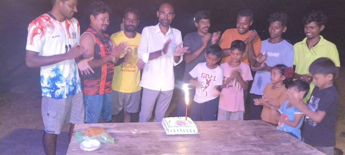 venkatkunja1's tweet photo. 25 ఏళ్ల ప్రజాసేవను పూర్తి చేసుకున్న   శ్రీ నరేంద్ర మోదీ గారికి ఆయురారోగ్యాలు, దీర్ఘాయుష్షు కలగాలని ,మండలం లో పెదరావిగూడెం గ్రామం లో శ్రీ కేదరేశ్వర స్వామి ఆలయం లో దీపం వెలిగించి  గ్రామస్తులతో  మోదీ గారి జన్మదిన వేడుకల్ని
#AashirwadKaDiya #svasankalpAbhiyan #HappyBdayPMModi https://t.co/S9FH66OfLd
