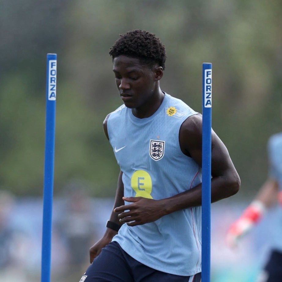 FabrizioRomano's tweet photo. 🚨 Thomas Tuchel on Kobbie Mainoo: “I expect him to be on the pitch. It’s my duty”.

“He didn't put a foot wrong in the World Cup, that was totally on me”.

“He was class in behaviour and on the training pitch. It was a big competition. But it’s my responsibility”. https://t.co/oEHeCVxrFe