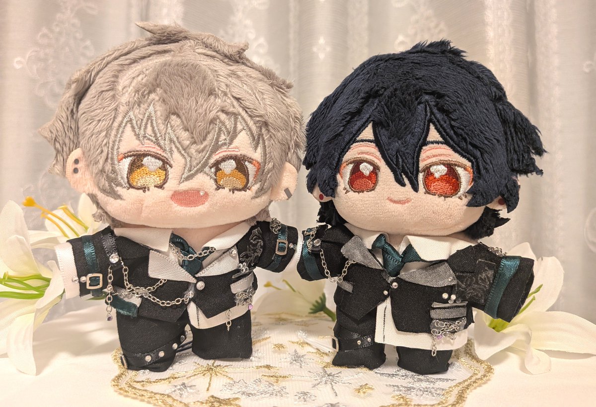 lCURswaOn016198's tweet photo. ✨.ﾟ･*..☆.｡.:*✨.☆.｡.:.+*:ﾟ+｡✨.ﾟ･*..☆.｡
🦇UNDEAD
          🐺『RAMBLING MOON』🌙*·̩͙𖤐
        いつぬいお衣装制作しました✨

スーツらしさ⛓️などを重視し
百合の刺繍の部分は銀ペンで描き上から黒でなぞることで深みをましてみました
#いつぬいが見られるタグ
#あんスタ手芸部 https://t.co/OxvZFT3a1N