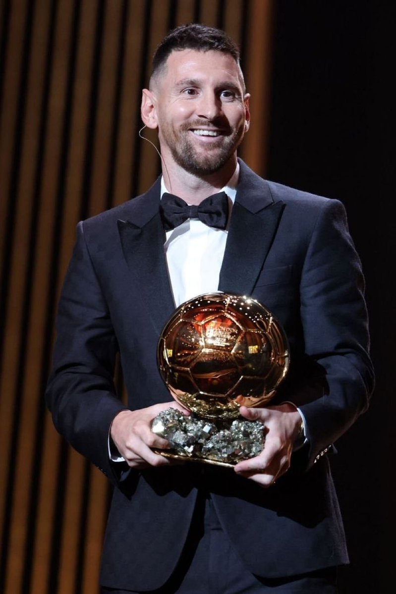 karampep10's tweet photo. الكرة الذهبية طول عمرها ف سنة كأس العالم بتحددها البطولة ونجمها....وخلينا نبدأ من ٩٤ لانها قبل كدا كانت بس ل للاعبين من أوروبا بس وماينفعش لاعب من خارج أوروبا ....عنصرية الرجل الأبيض وكدا يعني....

لحد ظهور ميسي و منافسة بيريز والريال......كانت كأس العالم مقياس حقيقي للفوز بالجائزة....

بطولة ٩٤  خريستو ستويتشكوف...تالقه الرهيب وفارق عن اي نجم ف البطولة....بلغاريا حققت المركز الرابع....طبعا مع موسمه الكبير مع برشلونة....بس فعلا ماكنش ف لاعب مستواه اعلط منه ف البطولة حتي روماريو...

٩٨...اخدتها زيدان....رغم انه قدم بطولة كأس العالم متوسطة و ضعيفه كمان الا ف النهائي....الاحق بيها كان الظاهرة عموما ل مستواه ف البطولة....قبل الإصابة ف النهائي....

٢٠٠٢ الظاهرة....ومش محتاجة شرح 

٢٠٠٦....كانافارو لانه راح ريال مدريد.....بس الاحق كان بيرلو او زامبروتا مستواهم مع إيطاليا كان خرافي....

بالمناسبة ف ٢٠٠٦ لولا طرد زيدان بالطريقه دي كان ممكن يحققها لان مستواه ف البطولة كان عالمي الحقيقة....

٢٠١٠....المفروض أحق لاعب بيها كان تشافي من اسبانيا... او دافيد فيا....او حتي كاسياس....التلاتة كان مستواهم رهيب خرافي مع المنتخب....اعلي من اداء انيستا بالمناسبة....

بس الحقيقة أداء ميسي كان استثنائي ف الموسم ك كل....

٢٠١٤ كان يستحقها من ألمانيا...فيليب لام او نوير....بس بيريز وداها ل كريستيانو بدون اي استحقاقية....

٢٠١٨....المفروض جريزمان وش عموما او حتي مبابي....بس بيريز قرر مودريتش..

رغم ان أداء مودريتش كان زبالة ف البطولة ومتوسط ف الابطال كمان....

٢٠٢٢ ميسي ومستحقة....

٢٠٢٦  المفروض من البطولة..رودري وميسي...بس ��ودري حقق اللقب المفروض رودري....

و ف النهاية صدقوني والله بكل انصاف وصدق المفروض ياخدها كل سنة ميسي لانه افضل من يمارس لعبة كرة القدم في العالم حاليا...و ف التاريخ....