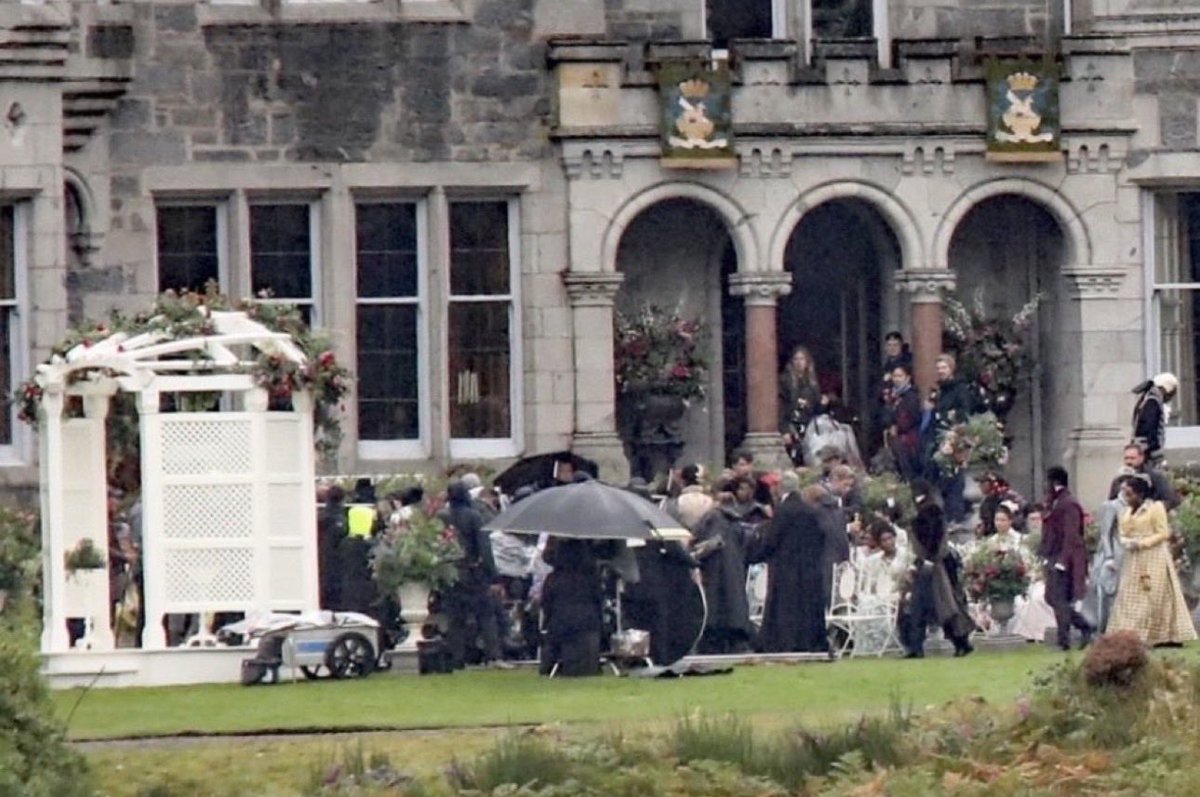 bridgertonupd's tweet photo. Filming appears to be taking place at an estate near Laggan, and it seems to be a wedding. https://t.co/XedQmg6W6D