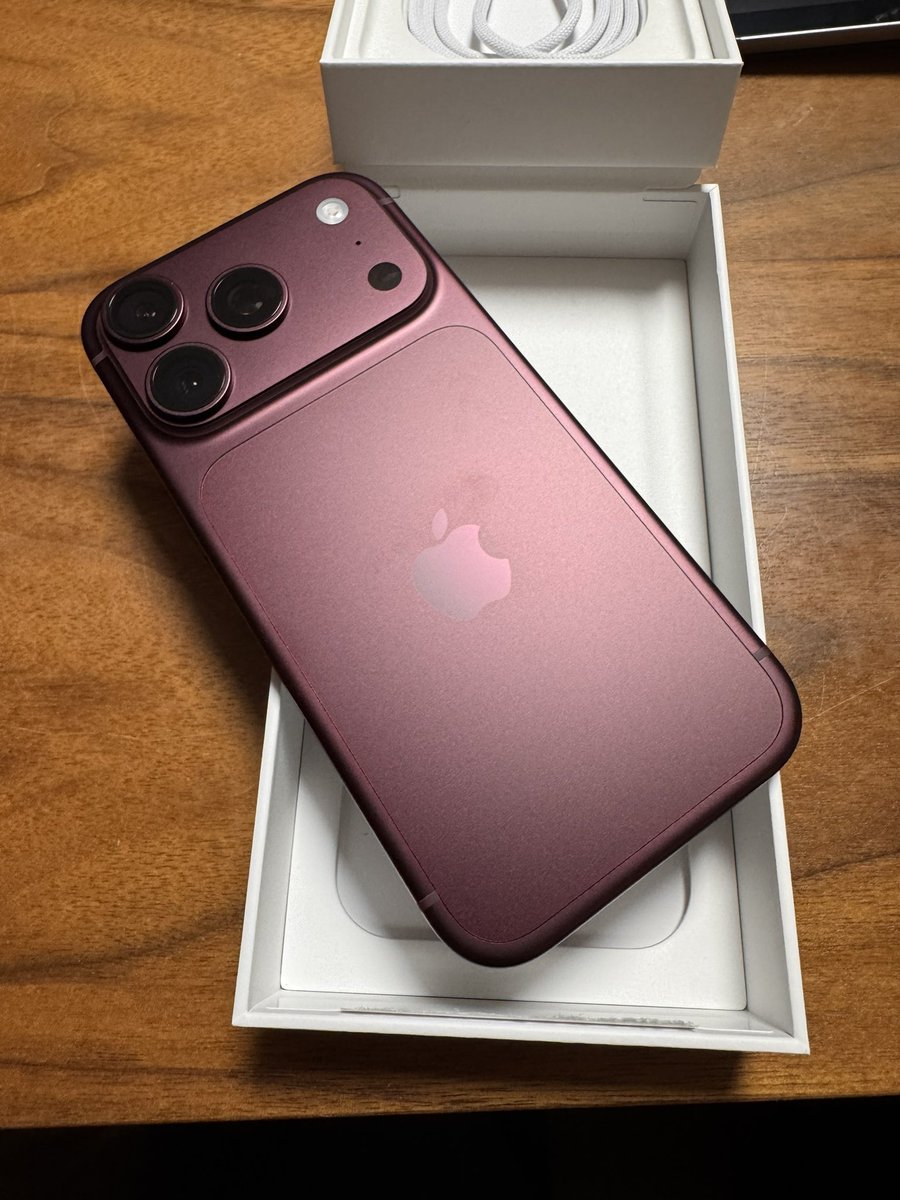 skhs0407's tweet photo. iPhone 18proがきた～✨🎵 https://t.co/RzbXgfbBM3