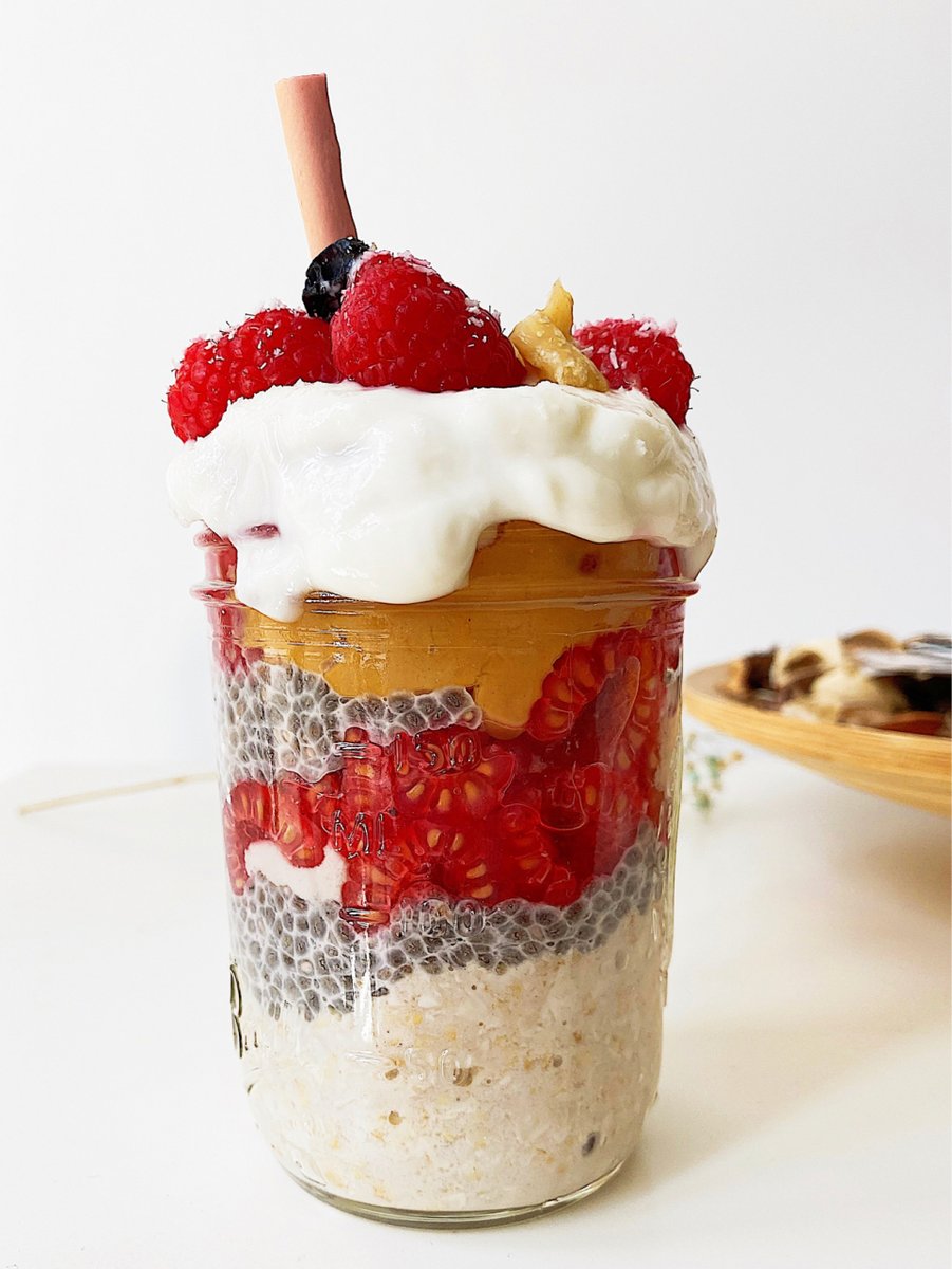 fresg994696's tweet photo. [Quick weekday win: homemade oatmeal bowl with fresh strawberries, a drizzle of honey and a sprinkle of chia seeds. Fuel for a productive day!]， https://t.co/bnettTbUgn