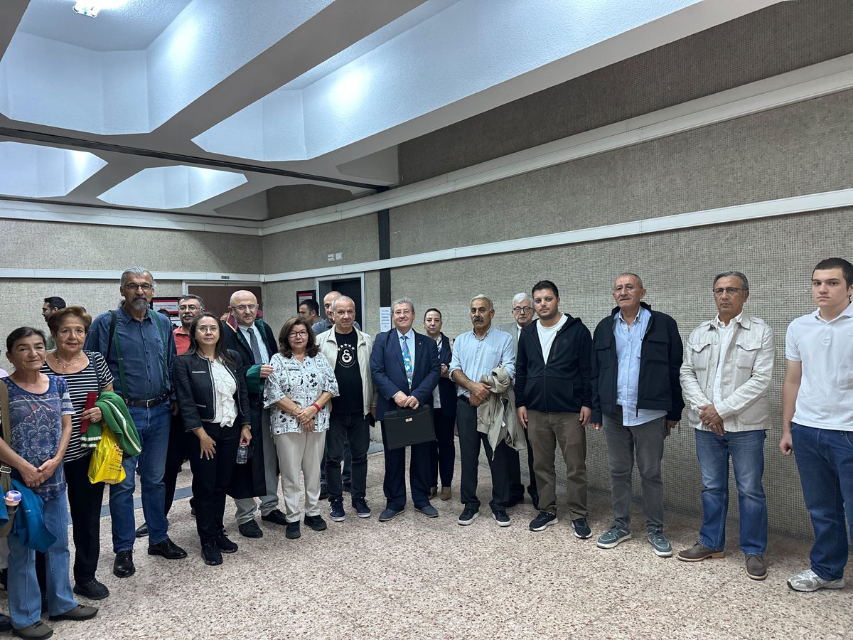 hkpgenelmerkez3's tweet photo. Tüm Öğretim Elemanları Derneği Genel Sekreteri Suay Karaman’a, 11 yıl önce yaptığı bir sosyal medya paylaşımı gerekçe gösterilerek “Cumhurbaşkanına hakaret” iddiasıyla dava açıldı.

HKP Ankara İl Örgütü olarak Suay Karaman’ın davasına destek ziyaretinde bulunduk. Duruşmada kendisinin yanında olduğumuzu ifade ettik.

Baskılara ve hukuksuzluklara karşı dayanışmamızı sürdüreceğiz.