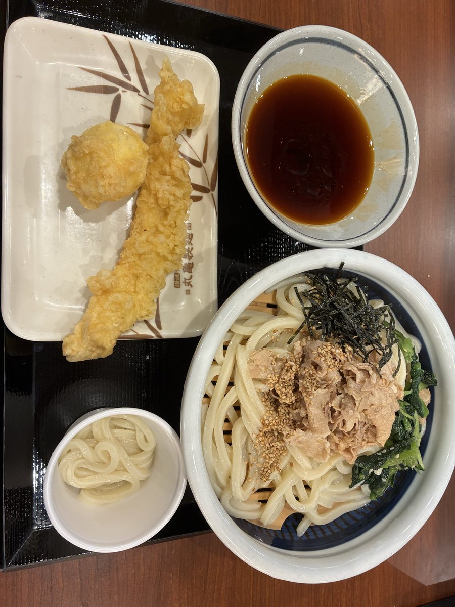 ew12614's tweet photo. 丸亀製麺の豚つけ汁うどん食べるよ〜
イカと半熟たまごもつけたよ〜 https://t.co/9jRsMkquIa