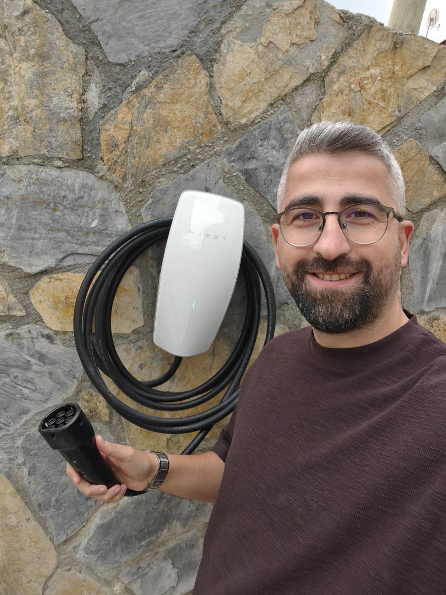 acarzeyd's tweet photo. Elektrikli araçlara her fırsatta laf atanlar bence aynen devam etsin

"Şarj sırası beklenmez, sürekli yanıyor, 1000 km menzil olmadan alınmaz, bataryası bozulursa araba parası, 2. eli satılmaz..." diyenler bundan 3-5 yıl elektrikli aracı pazarlar hale gelecekler.

Evde 63kW şarj ile sadece 380 TL'ye tam 450 km yol yapıyorum (1kWh=6₺ hesabıyla). 

Tesla'da periyodik bakım zaten yok, birçok markada da aralıklar 2 yıla çıktı, ortalama 4-10 bin TL gibi rakamlar tutuyor. 

Araçlar inanılmaz sessiz ve güçlü. Evinde müsait yeri olup GES (güneş enerjisi) kuranlar zaten arabayı neredeyse bedavaya yürütüyor.

Mazotun 100 TL, benzinin 80 TL bandında olduğu bir zamandayız. "Şarj sırası beklenmez" diyenlerin, yakıta zam geleceğini duyunca bir depo yakıtı 3-5 kuruş uyguna alabilmek için gecenin köründe benzinlikte kuyruğa girmesi de ayrı bir ironi. 

Bir depoya 5000 TL gömmekle, dışarıda bile şarja sadece 850 TL ödemek arasındaki o basit "zaman/kazanç" hesabını yapamayanlara gerçekten laf anlatılmaz.

Uzun yolda 15-20 dakikalık bir kahve veya ihtiyaç molasıyla 200-300 km menzil kazanıp yola devam etmeyi gözünüzde bu kadar büyütmeyin.

2023'te Togg ile başlayan süreçle memleketin her yeri sadece 3 yıl içinde DC şarj istasyonlarıyla doldu. Alt yapı performansı elbette tartışılır ama 3 yıl sonra mahalle aralarında bile 50-60kW DC cihazlar görmeye başlayacağız.

#reklam değildir.