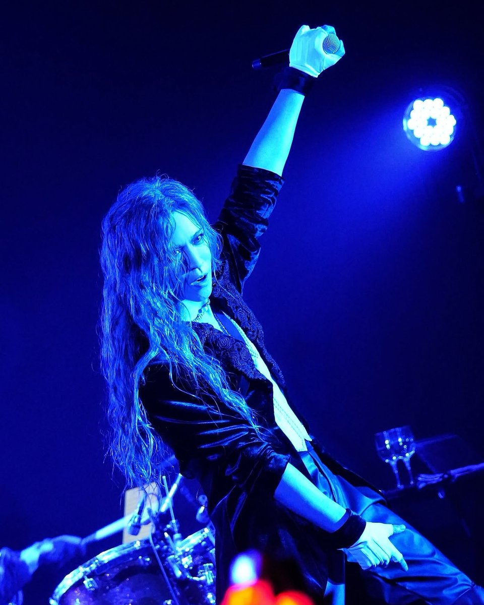 ResurrectionESP's tweet photo. ¡HORARIO DEL CONCIERTO DE KAMIJO EN MADRID! ⌚

¡El momento ya está cerca, Madrid! Quedan solamente 8 días para vivir una noche inolvidable con el rey japonés del visual kei y metal sinfónico japonés Kamijo en la Sala Cats. 🙌🌹 @KamijoOfficial

👉 Estos son los HORARIOS:
17:30h - Acceso Early Entry 
18:00h - Apertura general de puertas
19:00h - Kamijo

📆 Sábado 26 de septiembre de 2026. Madrid. Sala Cats

🎟️ Corre si quieres conseguir tus últimas entradas: a la venta en https://t.co/7qqQCS7P7V

#RouteResurrection #Kamijo #Versailles