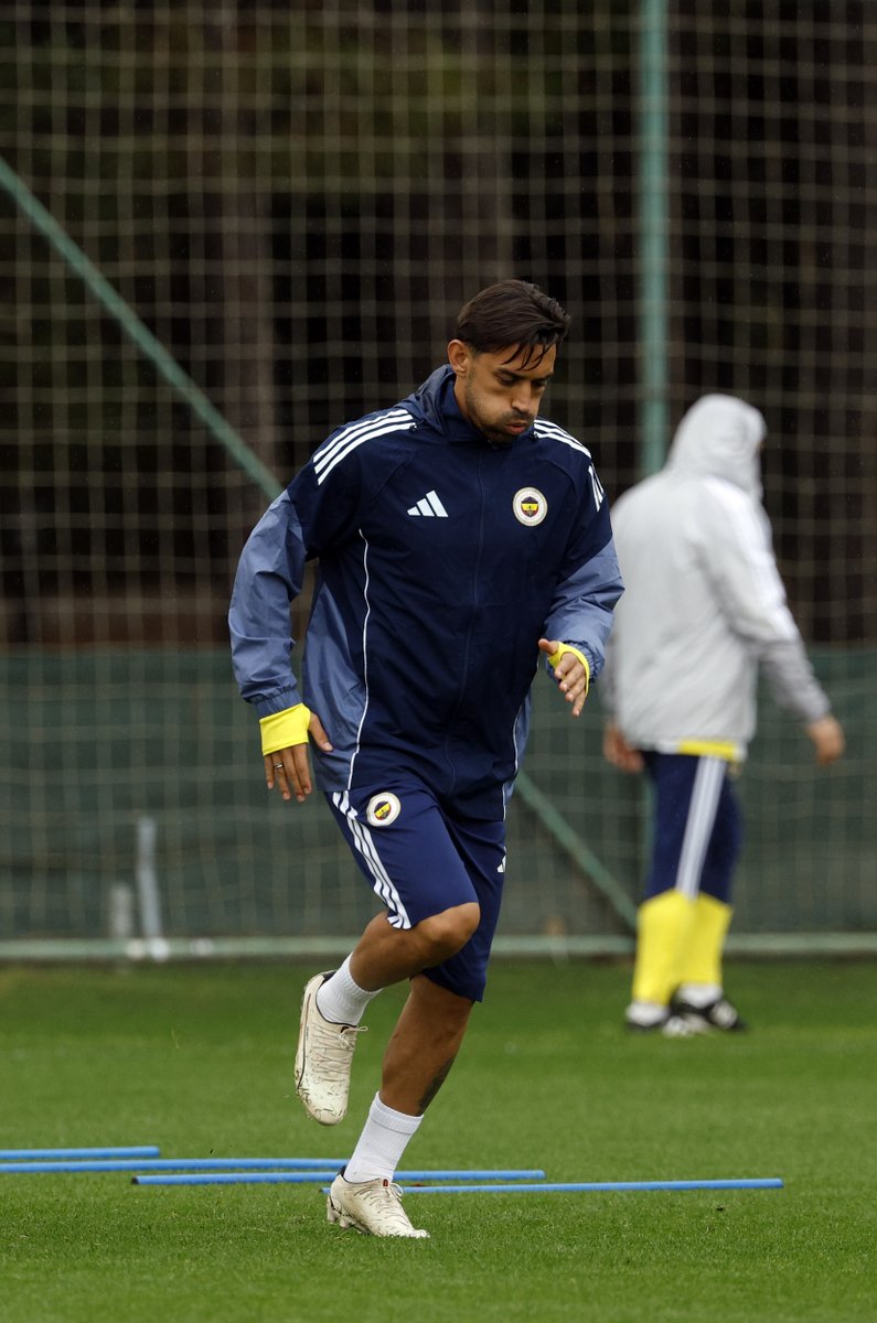 Fenerbahce's tweet photo. 📸 Günün antrenmanından fotoğraflar. 

#FBvEYP https://t.co/jIIVtTBmTe