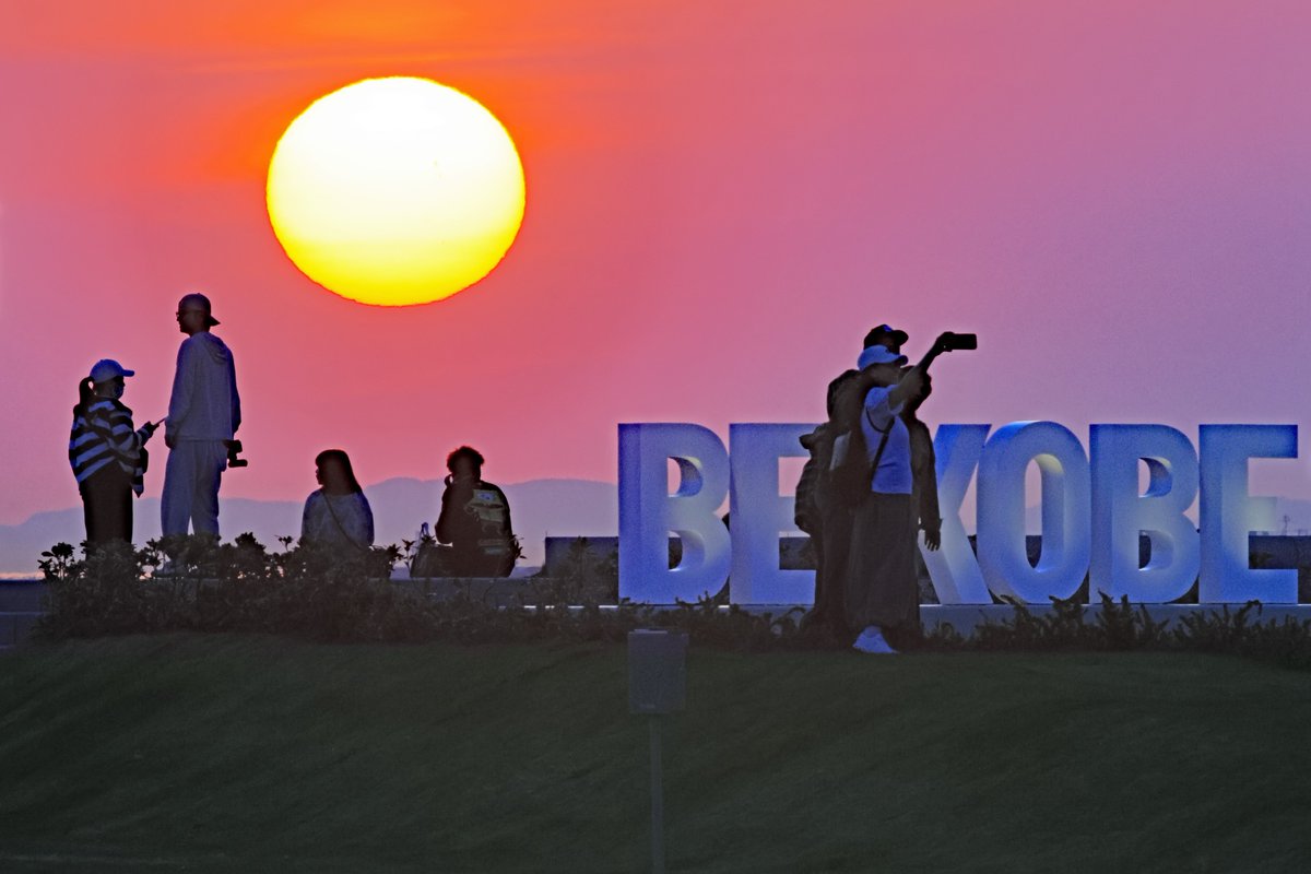 darkang73076775's tweet photo. マリンピア神戸にあるBE KOBEのモニュメントと夕陽のコラボです。
#夕陽
#BEKOBE
#モニュメント
#シルエット
#写真
#写真が好きな人と繋がりたい
#写真撮ってる人と繋がりたい
#写真で伝える私の世界
#写真で奏でる私の世界
#キリトリセカイ
#ファインダー越しの私の世界ᅠ
#東京カメラ部 https://t.co/J3S29SAksW