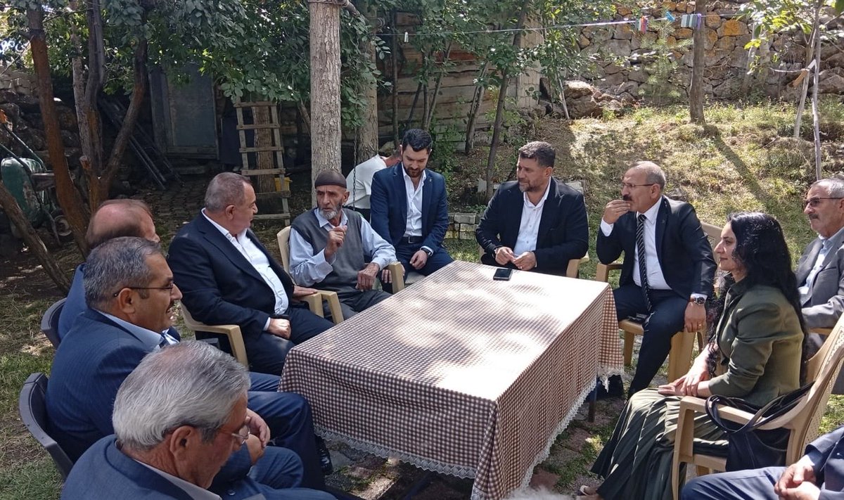 eminsimsekmus's tweet photo. “Türkiye Yüzyılı Buluşmaları” programımız kapsamında Erzurum’umuzun Hınıs ilçesindeyiz.

İl Başkanımız Sn @MelikEmre1 , Hınıs İlçe Başkanımız Sn Mehmet Sönmez ve teşkilatımızla birlikte aziz şehidimiz Osman Bağ’ın kıymetli ailesini ve gazimiz Arapcan Büyük Yıldız ile ailesini ziyaret ettik.

Şehidimizi rahmet ve minnetle yâd ediyor, gazimize sağlıklı ve huzurlu bir ömür diliyorum.