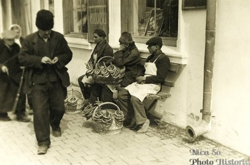 GHarward's tweet photo. Pretzel sellers on a street in Ploieşti in 1941. https://t.co/ozKcGei4Iy