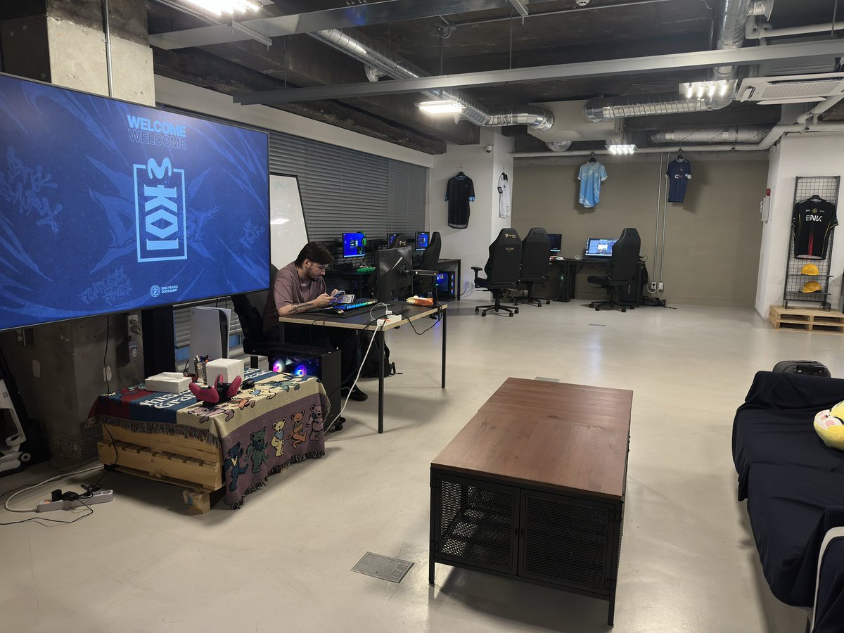 xDisgrce's tweet photo. Nuevo puesto de trabajo para (como mínimo) la próxima semana. :D https://t.co/CpuHLEiT6s