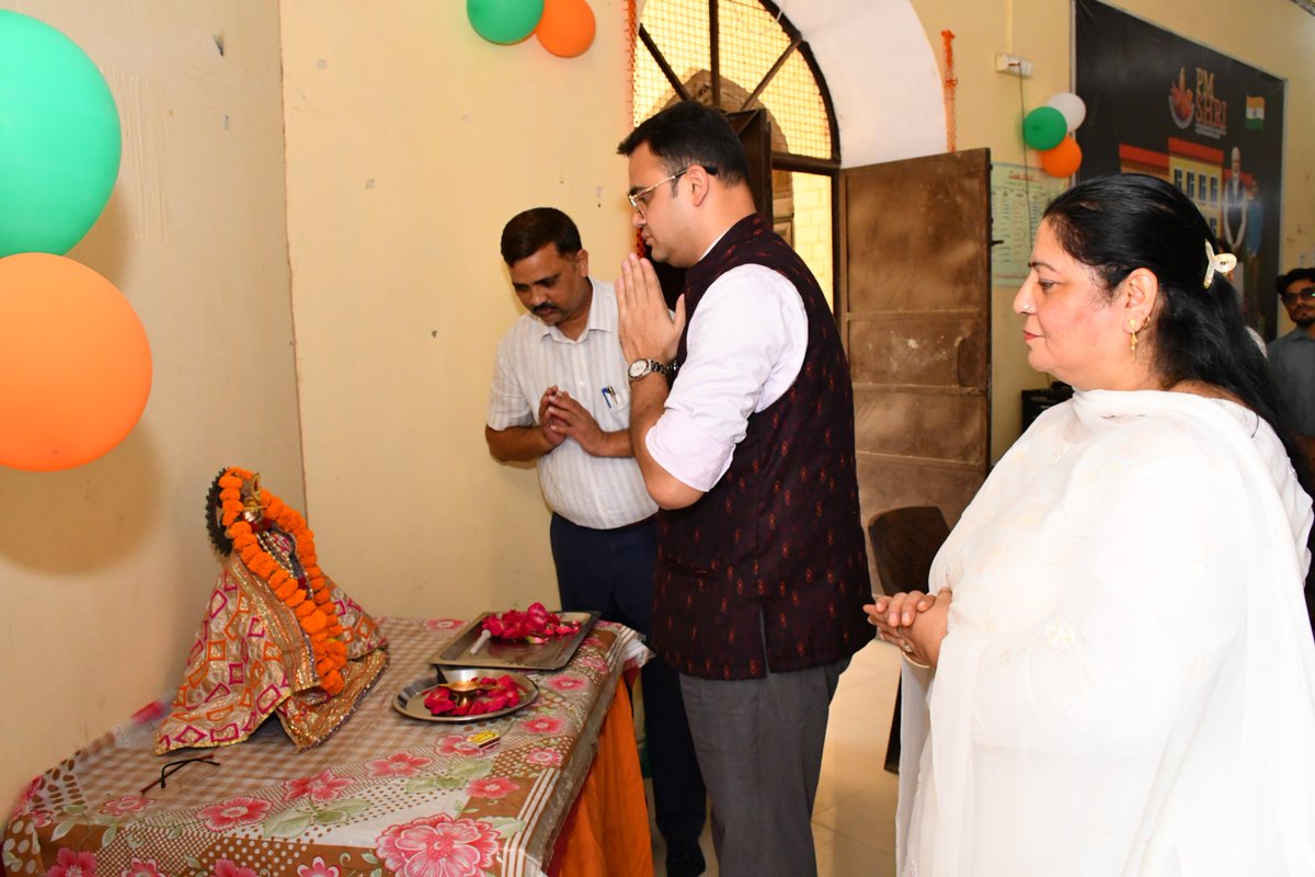 dmbudaun's tweet photo. 18 सितंबर । पी. एम. श्री राजकीय इंटर कॉलेज, बदायूँ में विद्यार्थियों के साथ संवाद एवं मार्गदर्शन कार्यक्रम आयोजित किया गया।
विद्यार्थियों से संवाद कर उन्हें शिक्षा, लक्ष्य निर्धारण एवं निरंतर परिश्रम के लिए प्रेरित किया गया।
@UPGovt
@CMOfficeUP
@CommissionerBA1 https://t.co/MTyCsUkDjL