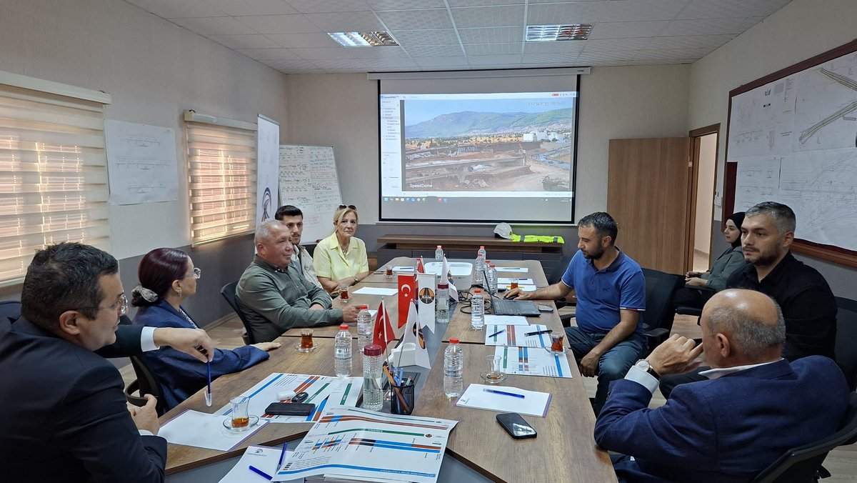 YakupOtgoz's tweet photo. 📍 Muğla

Yapımı devam eden Kötekli Farklı Seviyeli Kavşağı’nda incelemelerde bulunarak çalışmaların son durumu hakkında yetkililerden bilgi aldık.

Üç köprülü yapısıyla Muğla’mızın en yoğun ulaşım noktalarından birini yeniden düzenleyecek proje; şehir merkezi, üniversite, şehir hastanesi ile Aydın, Denizli ve Marmaris güzergâhlarının kesiştiği bölgede trafik akışını daha güvenli ve düzenli hale getirecek.

Sahada devam eden çalışmaları yerinde değerlendirerek görevli arkadaşlarımıza kolaylıklar diledik.