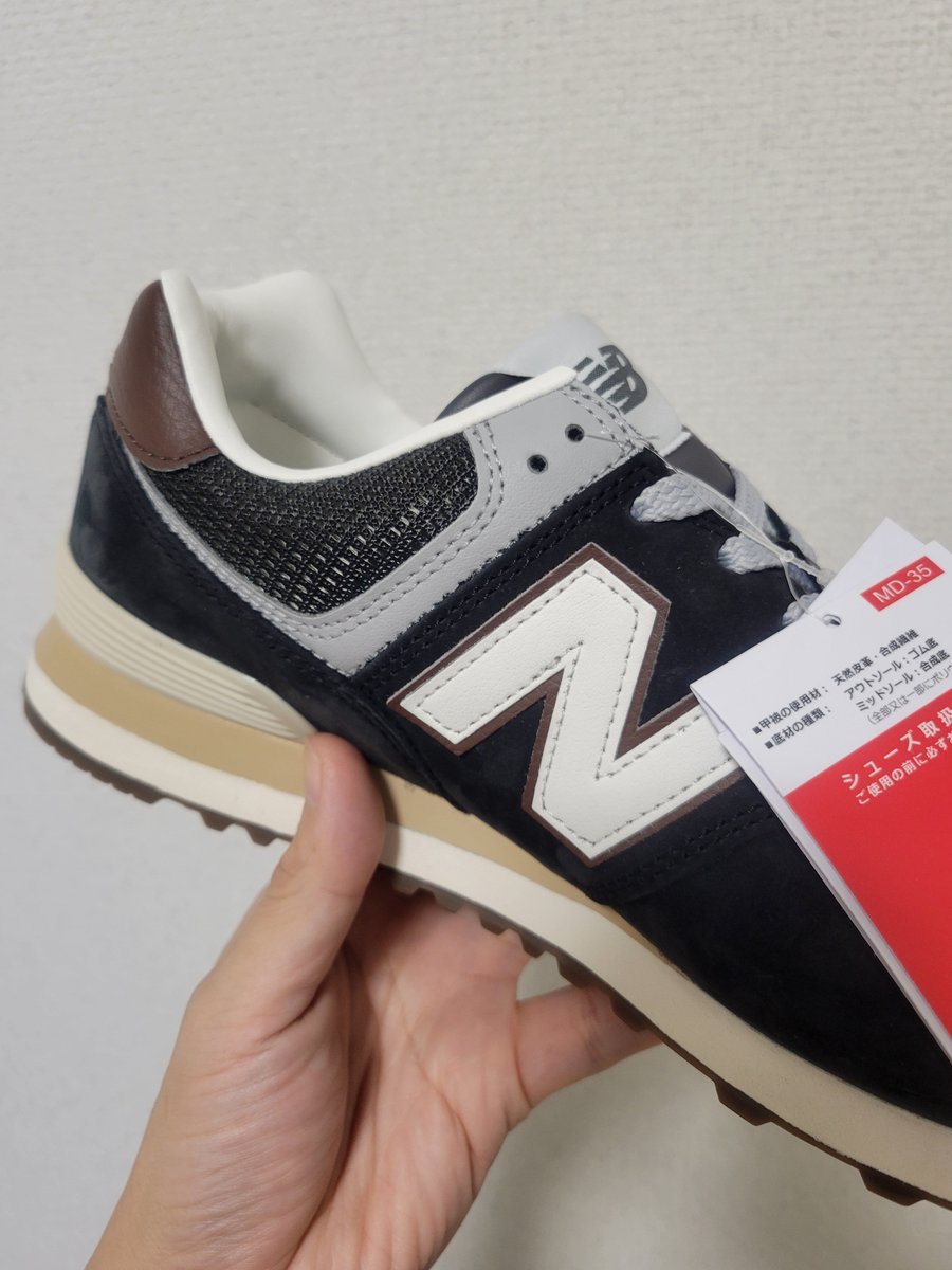 sawachan12's tweet photo. 今のニューバランス574の内側のかかと部分見たら革で驚いた。全部の574がそうか分からないけど。以前は布地でずっと履いていると擦れて破けてくる傾向あったが。最高じゃん。 https://t.co/67H1AQIeZQ