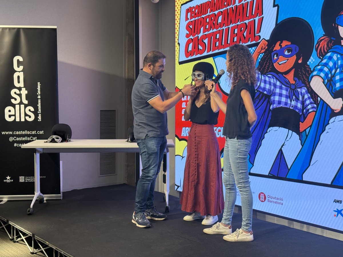 CastellsCat's tweet photo. Abans d’obrir el torn de preguntes, la presentadora de l’acte, l’actriu i castellera @roservilajosana , s’ha provat el nou casc i el protector facial per fer-ne una demostració en directe i mostrar com es col·loquen correctament. https://t.co/vQI4d9cTSU