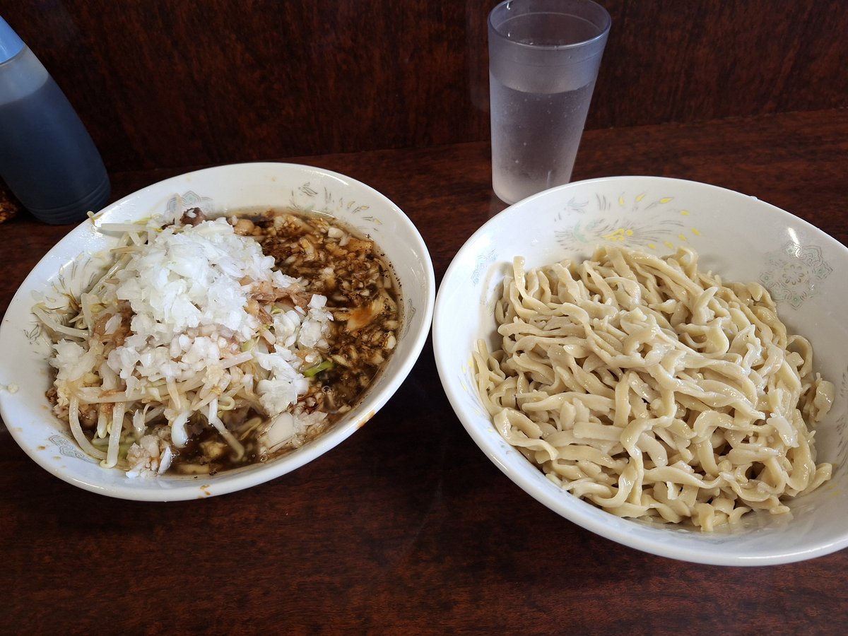 metro8_toro's tweet photo. 仕事でめじろ台に行ったついでに。話題のブラックつけ麺、パンチが効いている。隣の人が釜揚げにしてたけど、自分もそうすればよかった。半分以上が千切れた麺でがっかり。 https://t.co/H4QnQ8PgwH