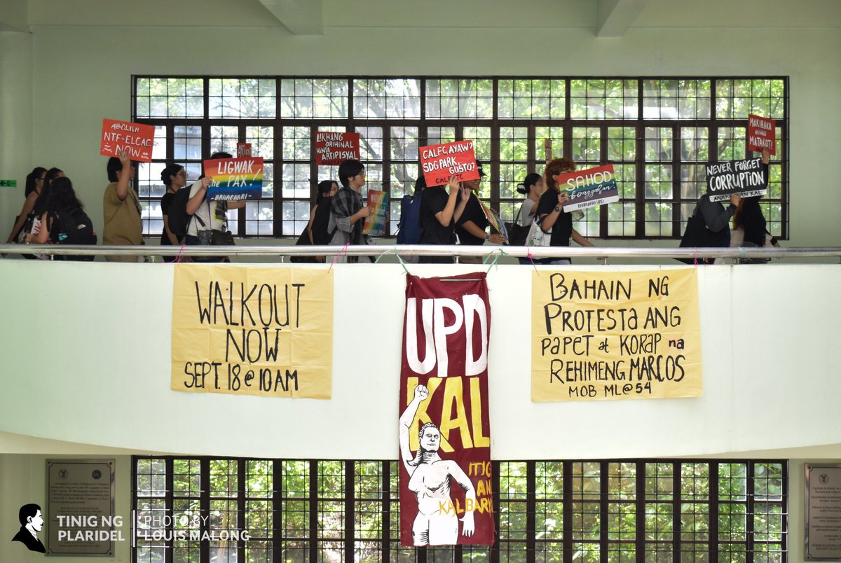 tinigngplaridel's tweet photo. Mula sa kani-kanilang mga kolehiyo, tumungo sa Bulwagang Palma ang mga Iskolar ng Bayan, bitbit ang pangkalahatang panawagang tutulan ang pagbawas sa panukalang badyet ng UP sa 2027.
#BlackFridayProtest
#WalkoutUPD https://t.co/XeBHWTUBPc
