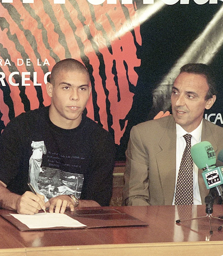 beltran_marcel's tweet photo. Dos goril·les a la porta de l'hotel de Brasil, Gaspart disfressat de cambrer, Ronaldo flipant.

Això que li va explicar l'expresident del Barça a @rogerxuriach sobre com va fitxar al davanter. D'un reportatge publicat a @RevistaPanenka.

Una puta obra d'art. https://t.co/hpf79LO2oP