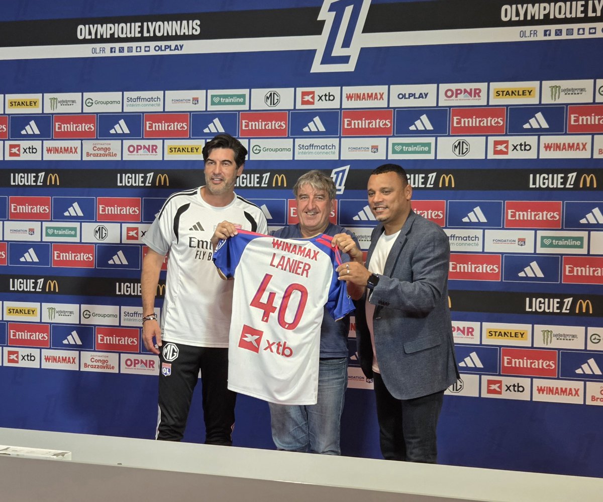 LeProgresOL's tweet photo. 40 ans de très bons et très loyaux services de notre éminent confrère, Christian Lanier @levinhabrsil . L'OL a marqué le coup pour le féliciter de cette longévité et de cette fidélité. Mais bon, il suivra toujours l'OL bien sûr, et dès ce samedi pour OL-Rennes. https://t.co/OJMUQTlilS