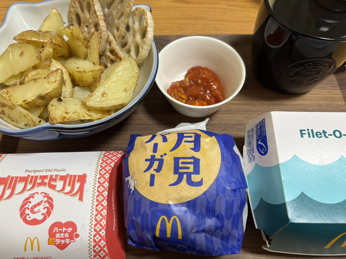 LA_1ka2mo's tweet photo. 午前中だけ仕事して帰宅ー、明日からシルバーウィークで嬉👏
40分室内ウォーキング試してみたけどなかなかしんど笑

そしてマクドの月見🌕やっぱノーマル月見が一番好きだわ。
ポテト🍟は暫くこれかも、ハマりすぎてる😤レンコンも良い感じ。余りのピザソースで。

#筋トレ
#ダイエット記録 https://t.co/qaY4Yr6MfR
