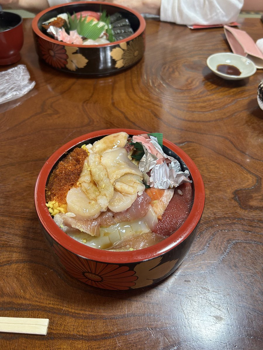TECHNOANOA's tweet photo. ２日前には、通院のためランチ臨時休業で断念😭
今日再訪しました、
さすがに大将も歳を重ね馴染みのリーゼントも面影しかなかったです😪
改めて、またランチ寿司にありつけて幸せでした😃 https://t.co/trfvE44doa