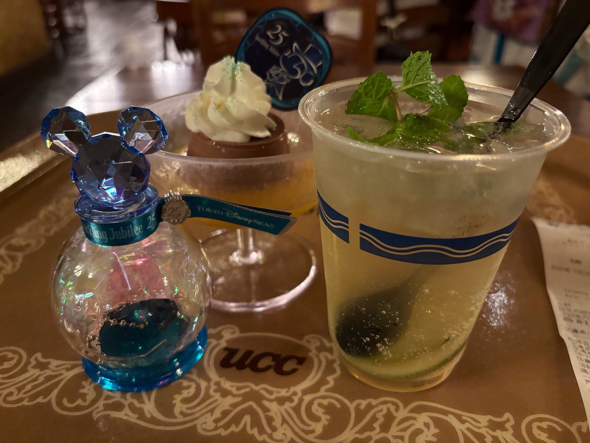 cat_a_game's tweet photo. 先日はアースラ様バウンドで海行って来ました〜♪クルエラ様バウンドのつきやさんと！やっと一緒にインパ出来ましたね！😭
爪はオクタ🐚
ちゃんと酒と食のディズニーシーもやりました！
仮装民様も沢山目に焼き付けて、アイボリークリフ衣装ラギブチとツーショをいただきご満悦。
最後カバンが壊れた。 https://t.co/999Em9CuSh