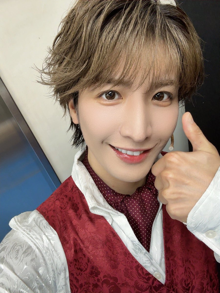 takuya_matsuri's tweet photo. 舞台��カホシ本日無事に
千秋楽を迎えることができました🥹🫶❣️

たくさん応援してくださった皆さんのおかげで
本当に楽しく最後まで全力で走り切ることができました😭❤️‍🔥❤️‍🔥❤️‍🔥

この舞台を通して、
本気でやることの大切さや
恥じらいを捨てて全力で挑むことなど
本当にたくさんのことを
学ばせていただきました🥹💗

そして、演出の尾上松也さんには
いつも僕たちに真っ直ぐ向き合ってくださり、
たくさんのご指導をいただきました🥺✨

自分自身まだまだ成長できるんだと
気づかせていただけたことも、
この舞台で得た大きな宝物です🥹❤️

たくさんデカホシを愛してくださった皆さん、
アルくんをたくさん愛してくださった皆さん、
そして偽星の6人を愛してくださった皆さん
本当に、本当にありがとうございました😊🥰❣️

このデカホシで学ばせていただいたことを、
これからのMATSURIのステージにも
しっかり生かしていきたいと思います🤩❤️‍🔥

そしてそんなMATSURIは
明日からまたコンサートツアーで
明日は山梨公演です😊🫶

立ち止まってる暇はありません😋💕

デカホシでいただいたパワーを全部持って、
明日からもまた全力で走り続けます🥳❤️‍🔥

デカホシ！アルくん！
本当にありがとう🥰❣️❣️❣️

またいつかアルくんに会えますように😘❤️‍🔥

#MATSURI
#松岡卓弥
#舞台デカホシ
#尾上松也