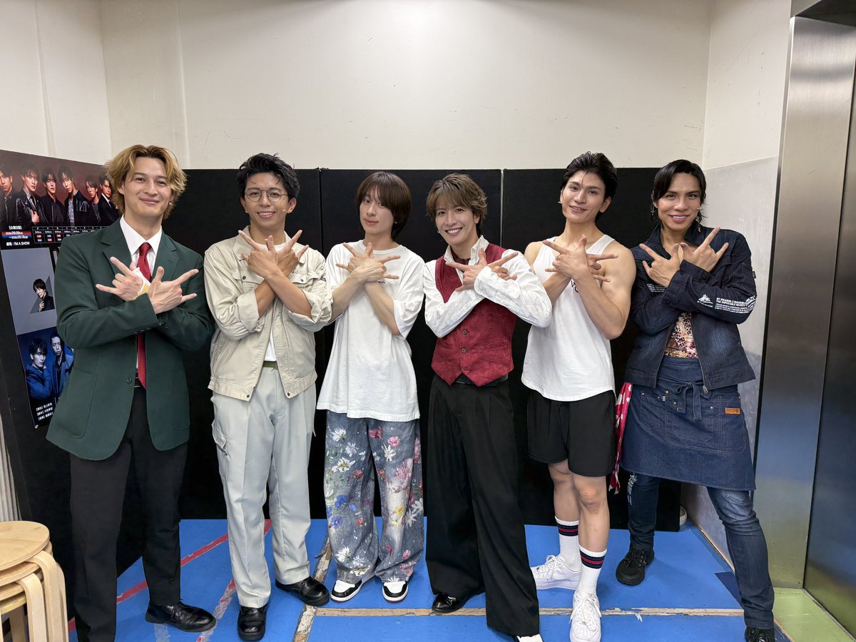 takuya_matsuri's tweet photo. 舞台��カホシ本日無事に
千秋楽を迎えることができました🥹🫶❣️

たくさん応援してくださった皆さんのおかげで
本当に楽しく最後まで全力で走り切ることができました😭❤️‍🔥❤️‍🔥❤️‍🔥

この舞台を通して、
本気でやることの大切さや
恥じらいを捨てて全力で挑むことなど
本当にたくさんのことを
学ばせていただきました🥹💗

そして、演出の尾上松也さんには
いつも僕たちに真っ直ぐ向き合ってくださり、
たくさんのご指導をいただきました🥺✨

自分自身まだまだ成長できるんだと
気づかせていただけたことも、
この舞台で得た大きな宝物です🥹❤️

たくさんデカホシを愛してくださった皆さん、
アルくんをたくさん愛してくださった皆さん、
そして偽星の6人を愛してくださった皆さん
本当に、本当にありがとうございました😊🥰❣️

このデカホシで学ばせていただいたことを、
これからのMATSURIのステージにも
しっかり生かしていきたいと思います🤩❤️‍🔥

そしてそんなMATSURIは
明日からまたコンサートツアーで
明日は山梨公演です😊🫶

立ち止まってる暇はありません😋💕

デカホシでいただいたパワーを全部持って、
明日からもまた全力で走り続けます🥳❤️‍🔥

デカホシ！アルくん！
本当にありがとう🥰❣️❣️❣️

またいつかアルくんに会えますように😘❤️‍🔥

#MATSURI
#松岡卓弥
#舞台デカホシ
#尾上松也