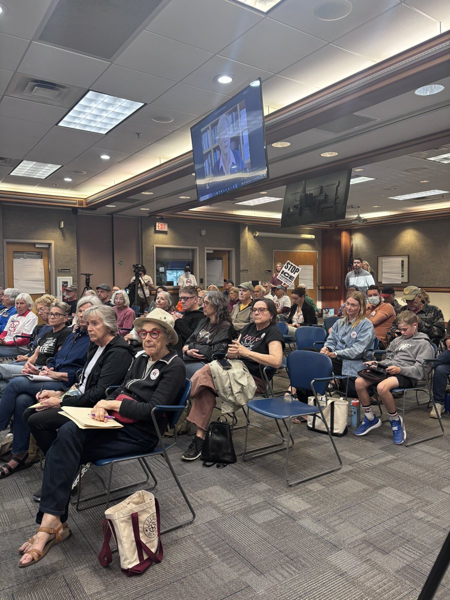 eScarry's tweet photo. Room full of Lindsay Clancy truthers https://t.co/BhMgagJFqH