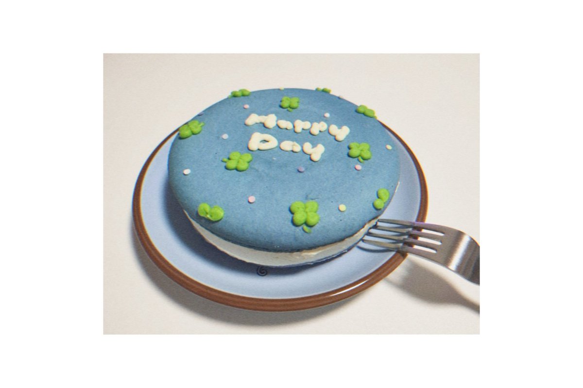_mekura's tweet photo. １週間がんばったからマカロンケーキ買ってもらった🍀 https://t.co/XfAT8eCSEc