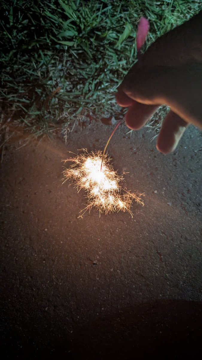 Unknow0096's tweet photo. 妙だな、頭が痛い
それに昨日はなにをしていたっけか...
たしか...ド深夜に花火をしようって...
そんで星を見たんだったか... https://t.co/aKUTEMwjQH