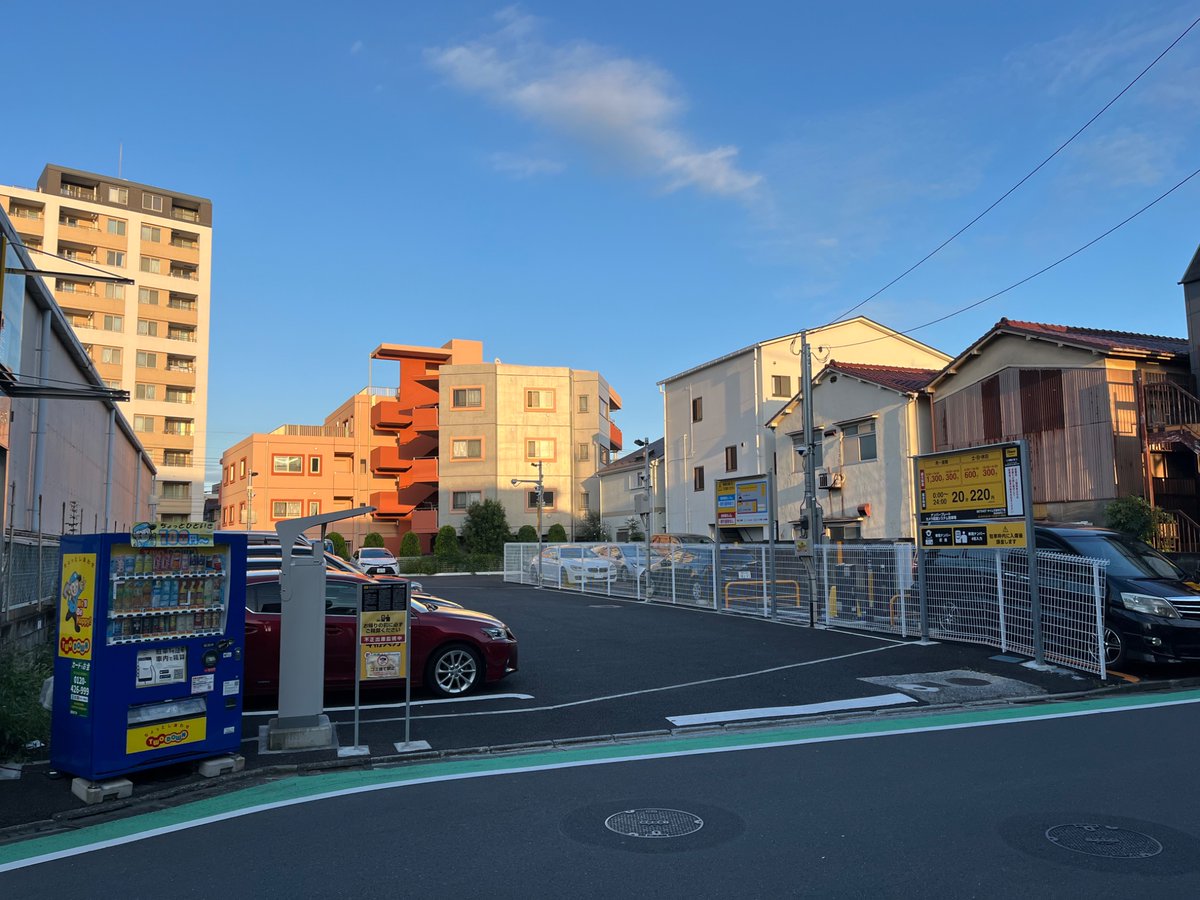 i_am_a_pushover's tweet photo. そういえばだいぶ前に空き家が取り壊されて更地になってたところ(北綾瀬駅徒歩2分)、「隣のタイムズと繋げれば結構大きな土地になるぞ」と期待してたけど、たまたま通ったらタイムズ2つになってた。笑 https://t.co/W5HdUcJOpg