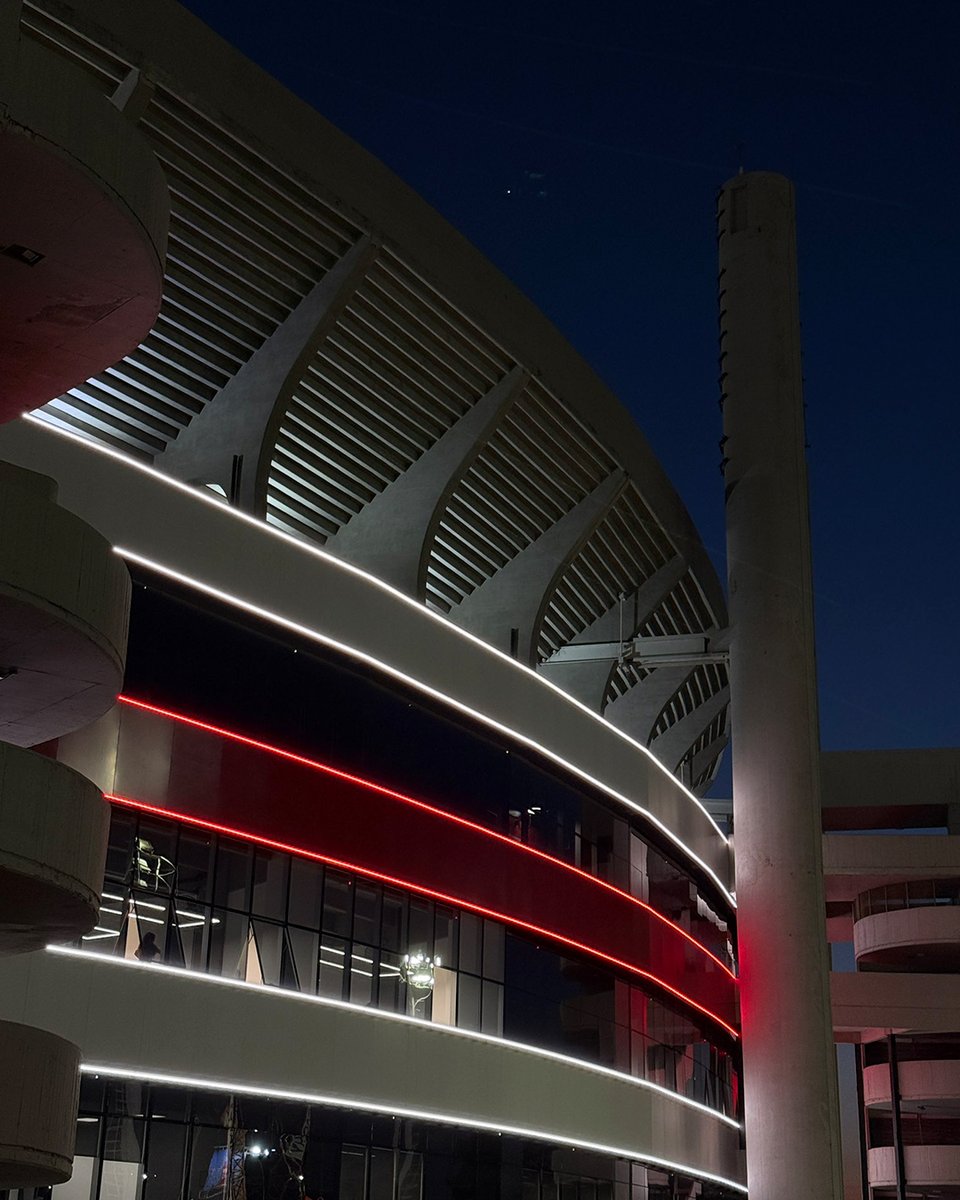 TyCSports's tweet photo. River renovó la fachada del Monumental con la instalación de una nueva tecnología LED que tiene los colores del club. ⚪🔴🏟️ https://t.co/aIDFZhN6vk