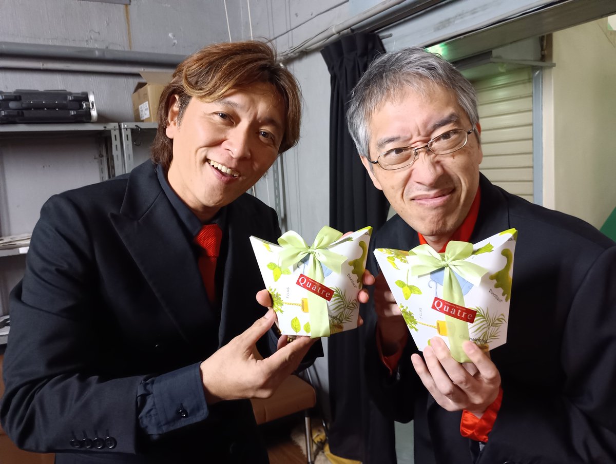 akae_ken1's tweet photo. 笑ってくださった皆さんありがとうございました

凄い久々に #キラーコンテンツ の長谷川に会った
彼からず～っと何年もプレステ2を借りたままだ
いつか必ず返すからね

我々を応援してくださる方から差し入れ頂きました
おかもとさん
ありがとうございます
甘党コンビ
美味しくいただきます https://t.co/Fxm54fmkyx
