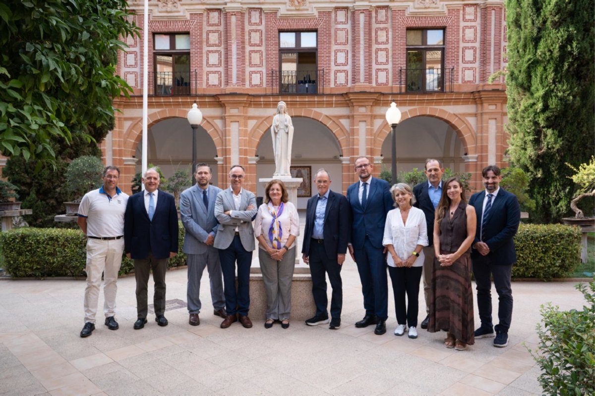 HitechUCAM's tweet photo. Murcia, entre las Smart21 Communities of 2026 🌍

La @UCAM  recibió al @AytoMurcia y la delegación del @Newcommunities  para mostrar su aportación al ecosistema regional desde la investigación, la innovación y el emprendimiento.

Durante la visita a UCAM HiTech conocieron iniciativas como INTECC, @UCAM_SENS, SmartLagoon, el grupo Metabolismo y Regulación Génica y proyectos sobre ciudades inteligentes y monitorización acústica. 🔬

La jornada concluyó con la recepción de la delegación por parte de María Dolores García Mascarell, presidenta de la UCAM y Samuel Mendoza García.

#UCAMHiTech #Innovación #SmartCities