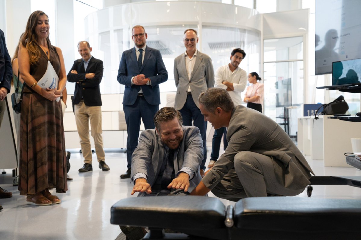 HitechUCAM's tweet photo. Murcia, entre las Smart21 Communities of 2026 🌍

La @UCAM  recibió al @AytoMurcia y la delegación del @Newcommunities  para mostrar su aportación al ecosistema regional desde la investigación, la innovación y el emprendimiento.

Durante la visita a UCAM HiTech conocieron iniciativas como INTECC, @UCAM_SENS, SmartLagoon, el grupo Metabolismo y Regulación Génica y proyectos sobre ciudades inteligentes y monitorización acústica. 🔬

La jornada concluyó con la recepción de la delegación por parte de María Dolores García Mascarell, presidenta de la UCAM y Samuel Mendoza García.

#UCAMHiTech #Innovación #SmartCities