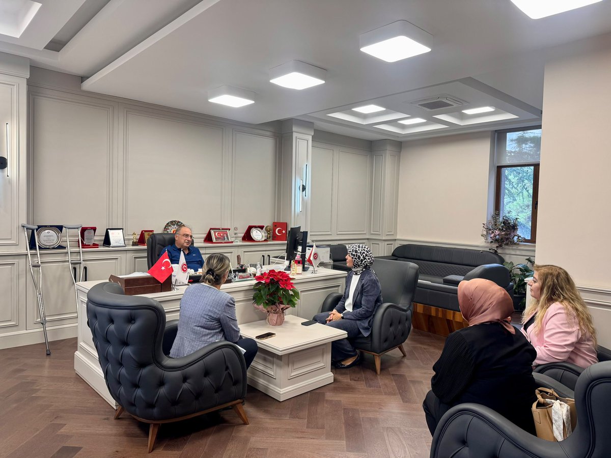 akkadinankara's tweet photo. İl Kadın Kolları Başkanımız Sn. @akgul_aysel ve İl Başkan Yardımcılarımız ile birlikte Ankara Eğitim ve Araştırma Hastanesi Başhekimi Prof. Dr. Rahmi Kılıç’ı ziyaret etti. https://t.co/a51Bir74id